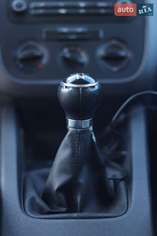 Хетчбек Volkswagen Golf 2004 в Хмельницькому