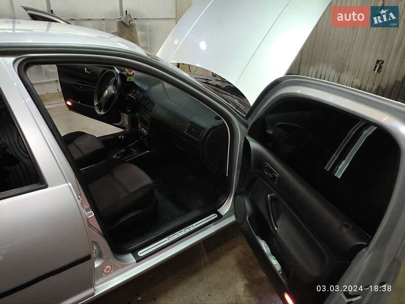 Хэтчбек Volkswagen Golf 2001 в Мукачево