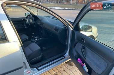 Хетчбек Volkswagen Golf 2002 в 