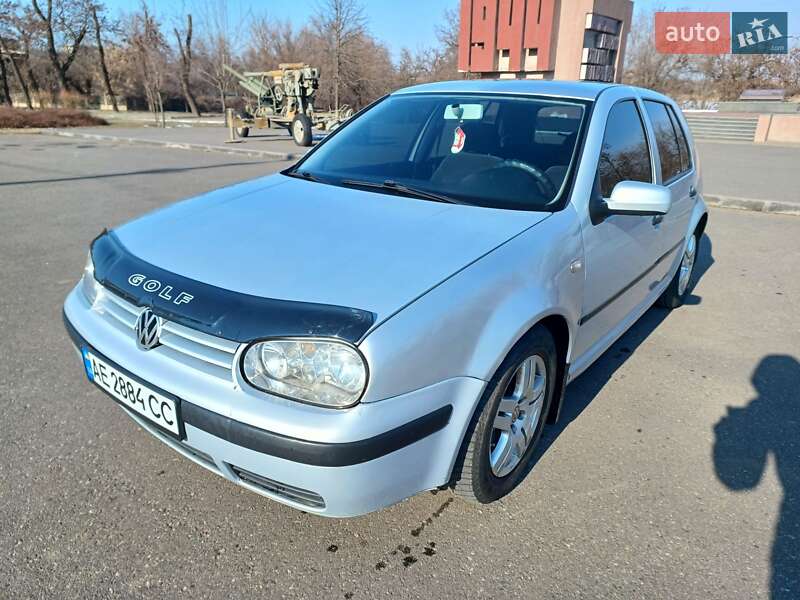 Хэтчбек Volkswagen Golf 1999 в 
