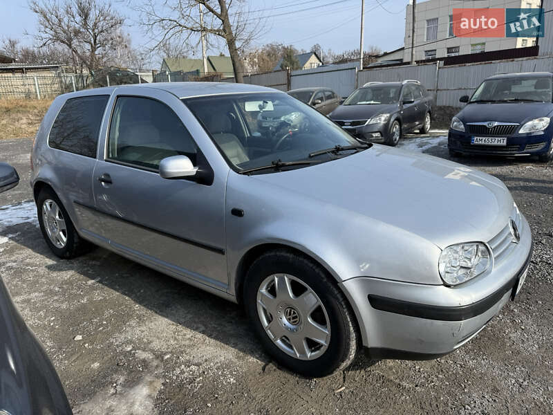 Хетчбек Volkswagen Golf 2003 в Звягелі