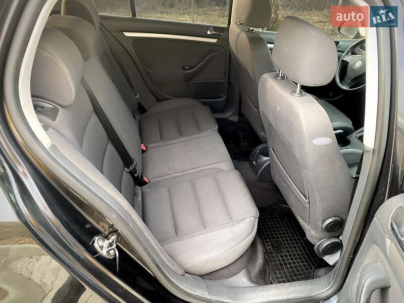 Хетчбек Volkswagen Golf 2004 в Мукачевому