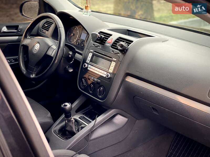 Хетчбек Volkswagen Golf 2004 в Мукачевому