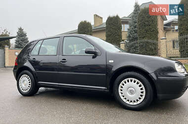 Хэтчбек Volkswagen Golf 2001 в 