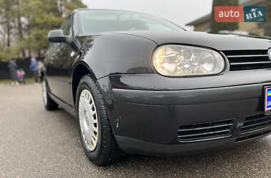 Хэтчбек Volkswagen Golf 2001 в 