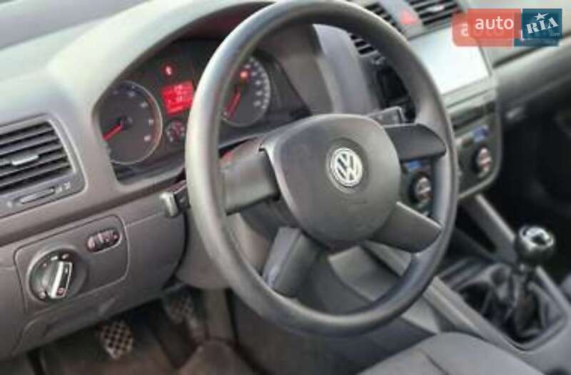 Хэтчбек Volkswagen Golf 2005 в Волочиске