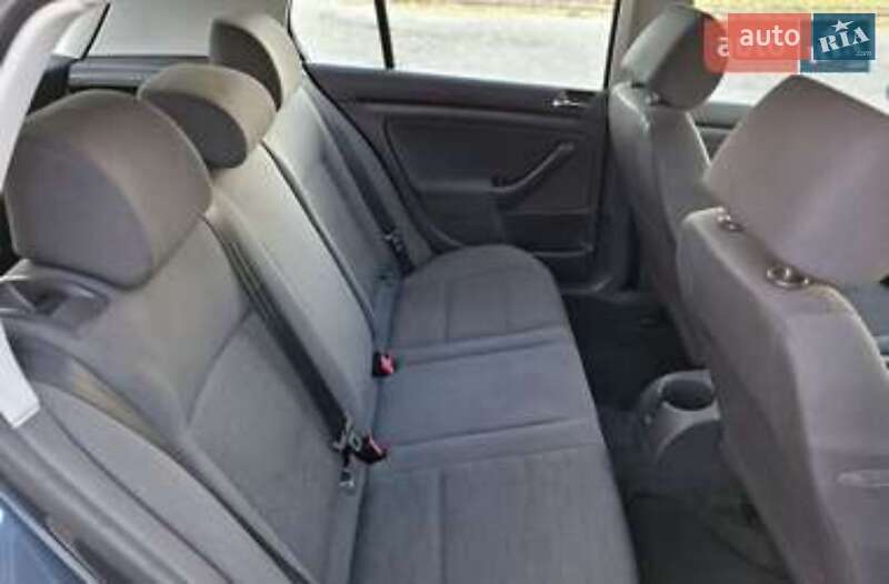 Хэтчбек Volkswagen Golf 2005 в Волочиске