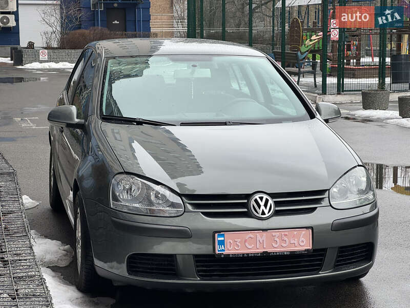 Хетчбек Volkswagen Golf 2004 в Києві