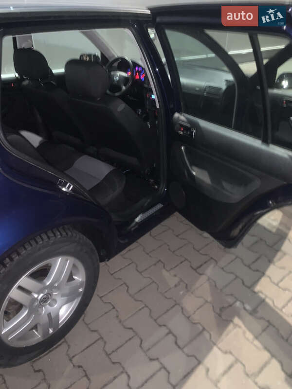 Хэтчбек Volkswagen Golf 2002 в Житомире
