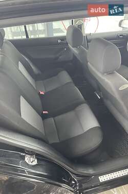 Хэтчбек Volkswagen Golf 2003 в 