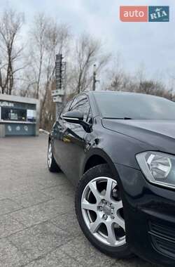 Хэтчбек Volkswagen Golf 2015 в 
