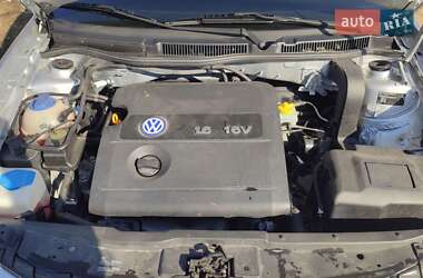 Хетчбек Volkswagen Golf 2002 в Радомишлі