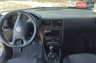 Хетчбек Volkswagen Golf 2002 в Радомишлі