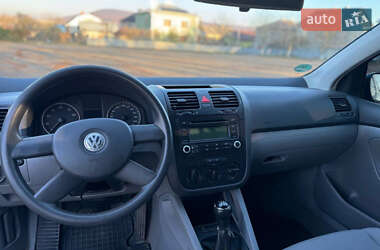 Хетчбек Volkswagen Golf 2004 в Чернівцях