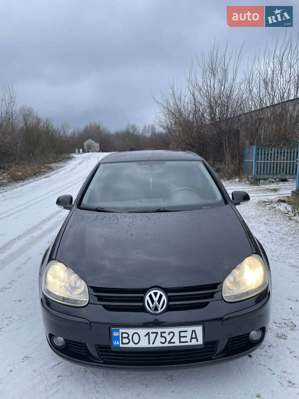 Хэтчбек Volkswagen Golf 2004 в 