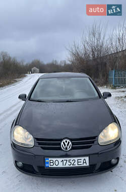 Хэтчбек Volkswagen Golf 2004 в 