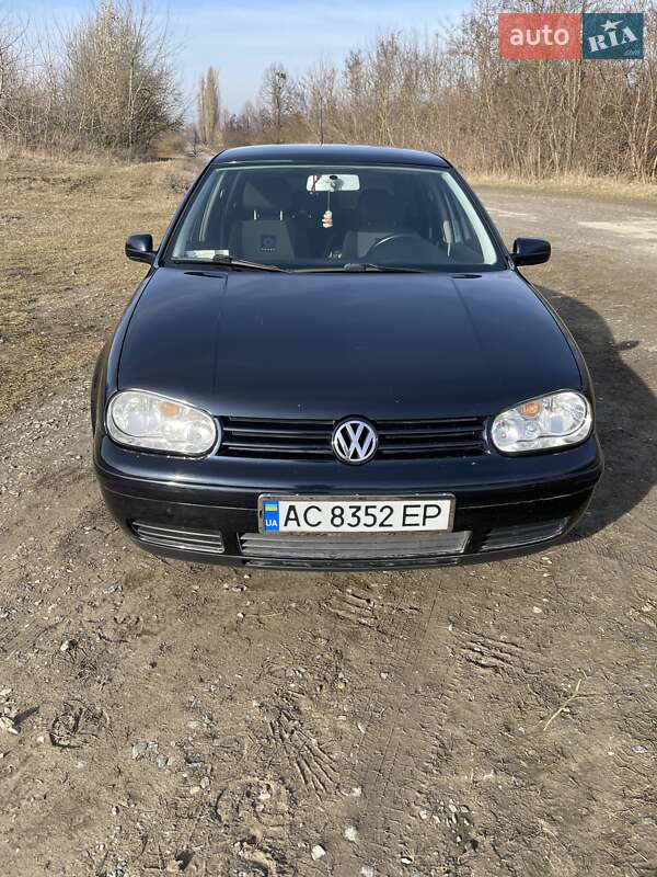 Хэтчбек Volkswagen Golf 2001 в 