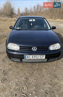 Хэтчбек Volkswagen Golf 2001 в 