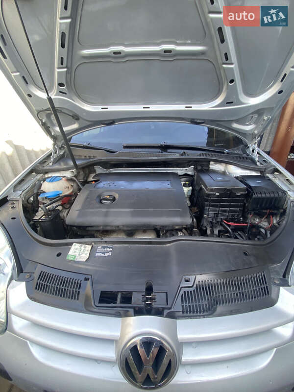 Хэтчбек Volkswagen Golf 2005 в Валках