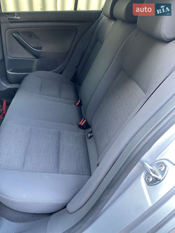 Хэтчбек Volkswagen Golf 2005 в Валках