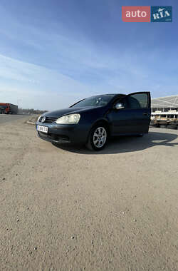Хэтчбек Volkswagen Golf 2005 в 