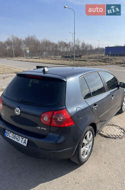 Хэтчбек Volkswagen Golf 2005 в 