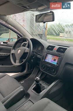 Хэтчбек Volkswagen Golf 2005 в 