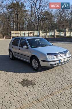Хетчбек Volkswagen Golf 2001 в 