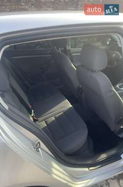 Хэтчбек Volkswagen Golf 2004 в 