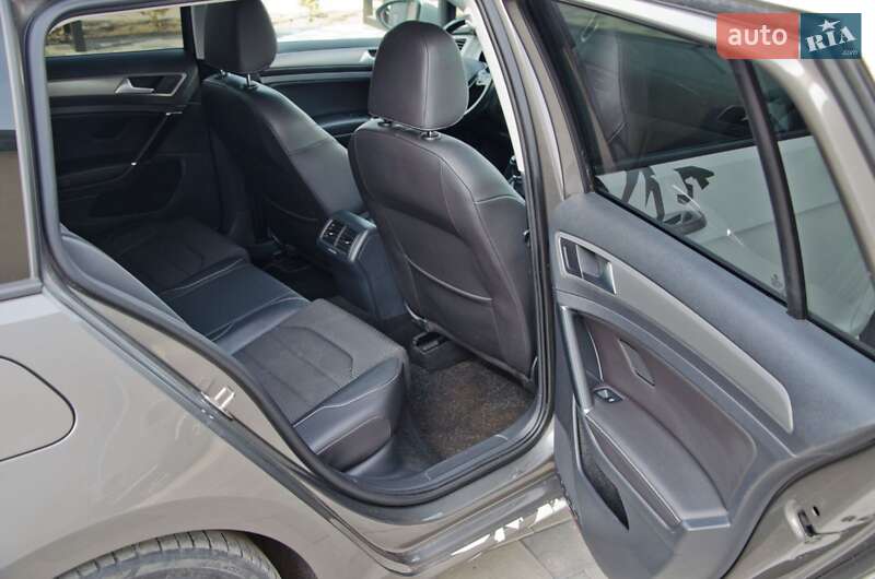 Універсал Volkswagen Golf 2015 в Сарнах