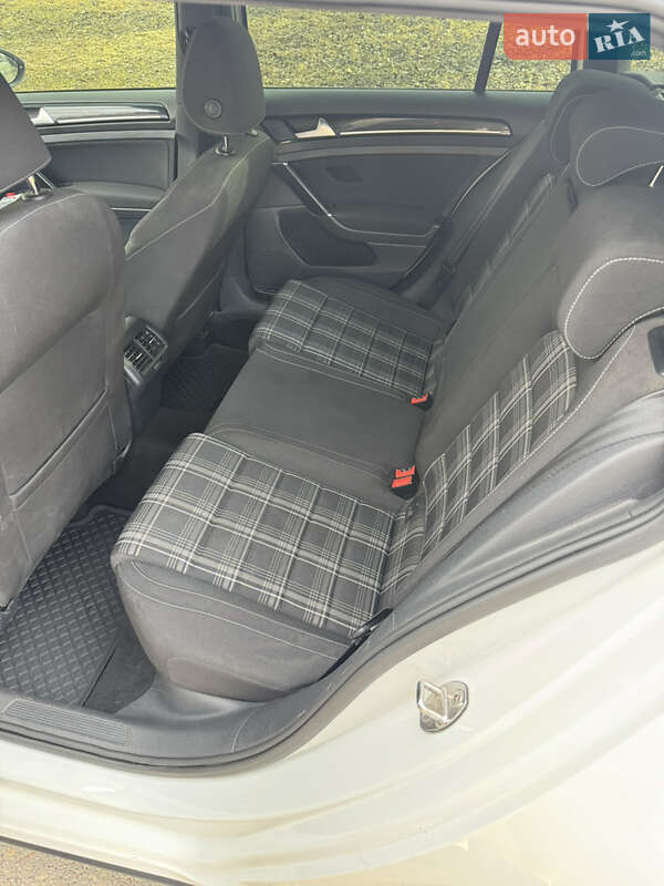 Універсал Volkswagen Golf 2015 в Чернівцях
