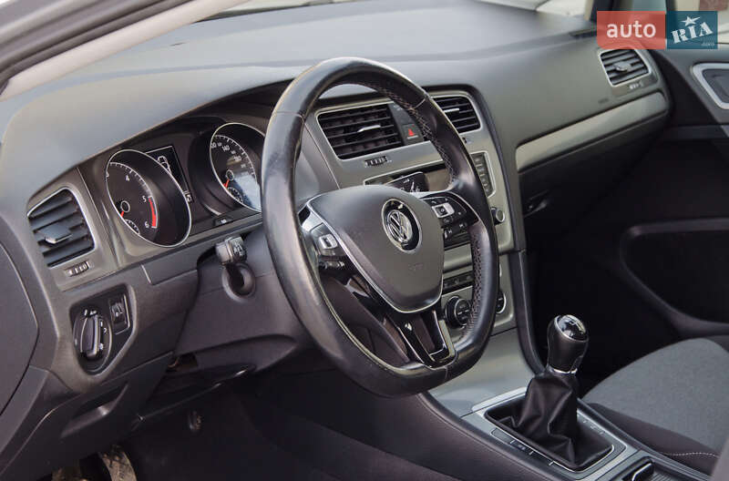 Універсал Volkswagen Golf 2015 в Сарнах