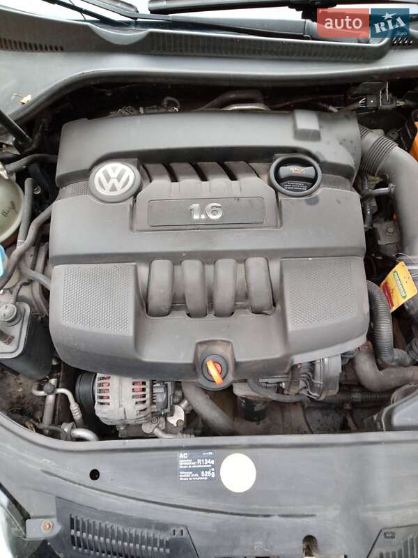 Хэтчбек Volkswagen Golf 2004 в Гайсине