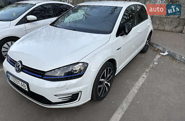 Хэтчбек Volkswagen Golf 2015 в 