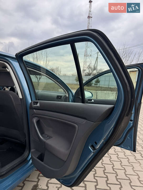 Хэтчбек Volkswagen Golf 2006 в Лубнах