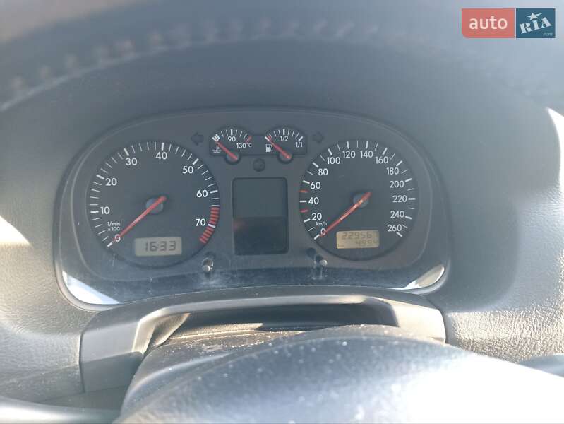 Хетчбек Volkswagen Golf 2001 в Вараші