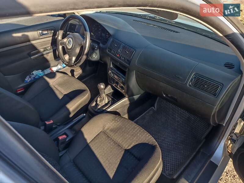 Хетчбек Volkswagen Golf 2001 в Вараші