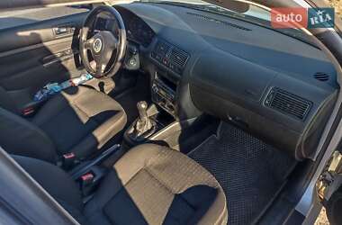 Хэтчбек Volkswagen Golf 2001 в 