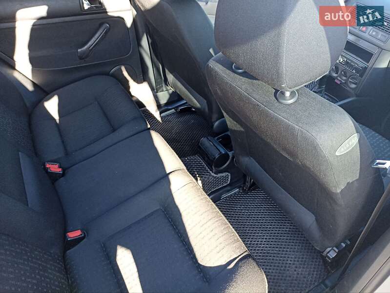 Хетчбек Volkswagen Golf 2001 в Вараші