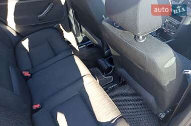 Хэтчбек Volkswagen Golf 2001 в 