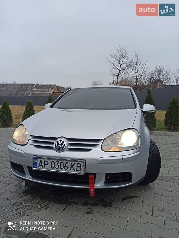Хэтчбек Volkswagen Golf 2005 в 