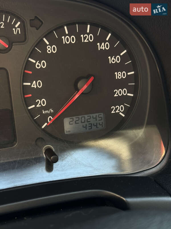 Хетчбек Volkswagen Golf 2002 в Вінниці