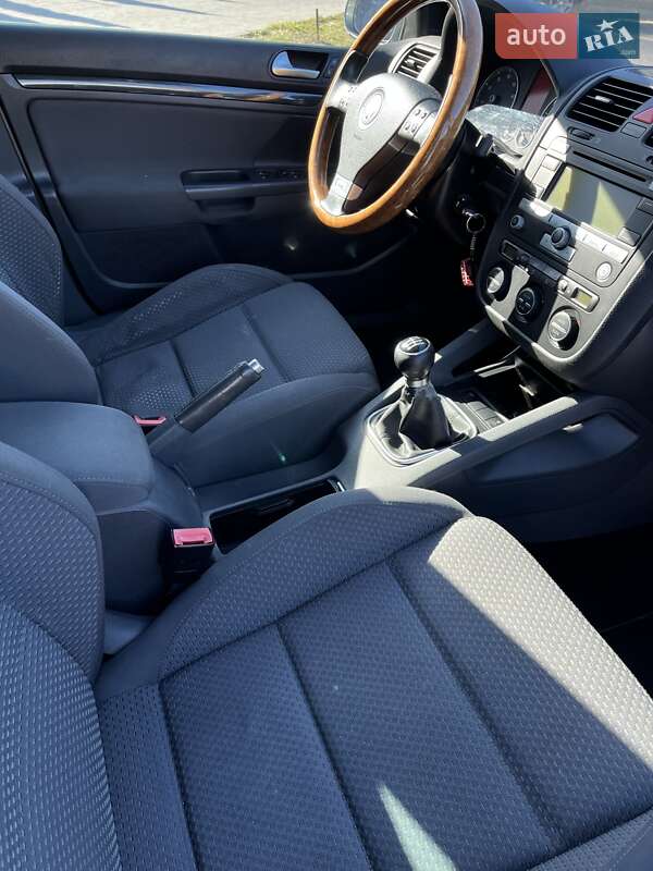 Хэтчбек Volkswagen Golf 2006 в Ровно