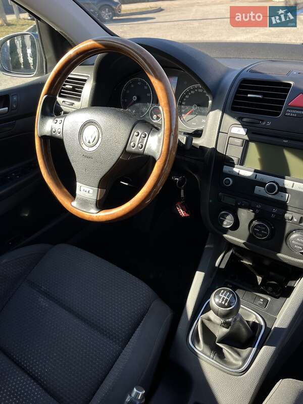 Хэтчбек Volkswagen Golf 2006 в Ровно