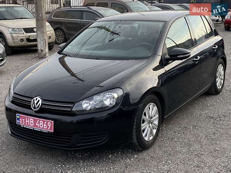 Хэтчбек Volkswagen Golf 2010 в 