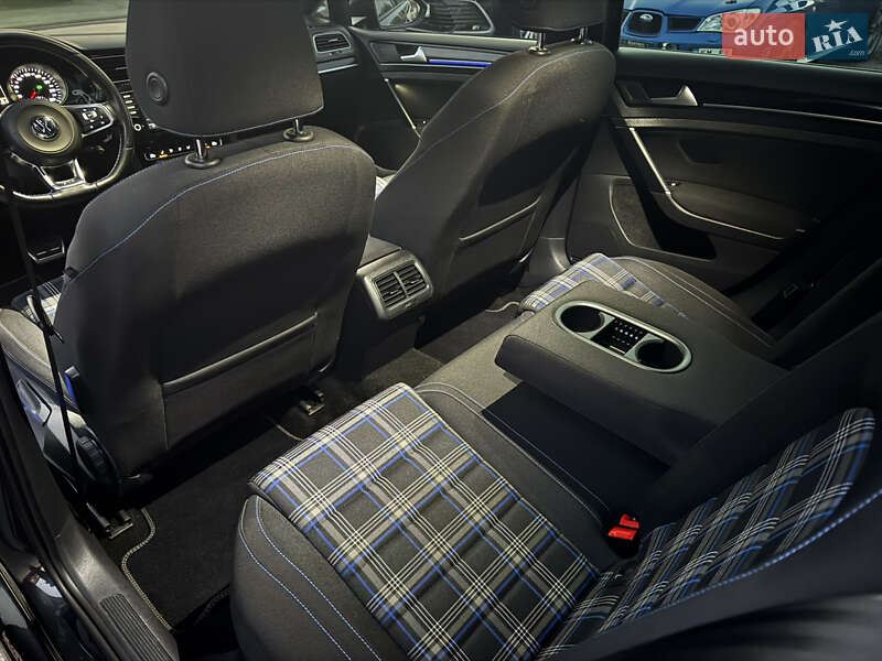 Хэтчбек Volkswagen Golf 2015 в Житомире