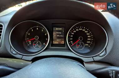 Хэтчбек Volkswagen Golf 2010 в 