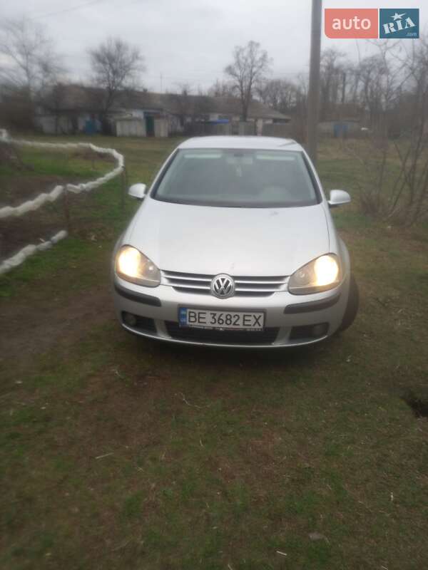 Хэтчбек Volkswagen Golf 2004 в Новом Буге