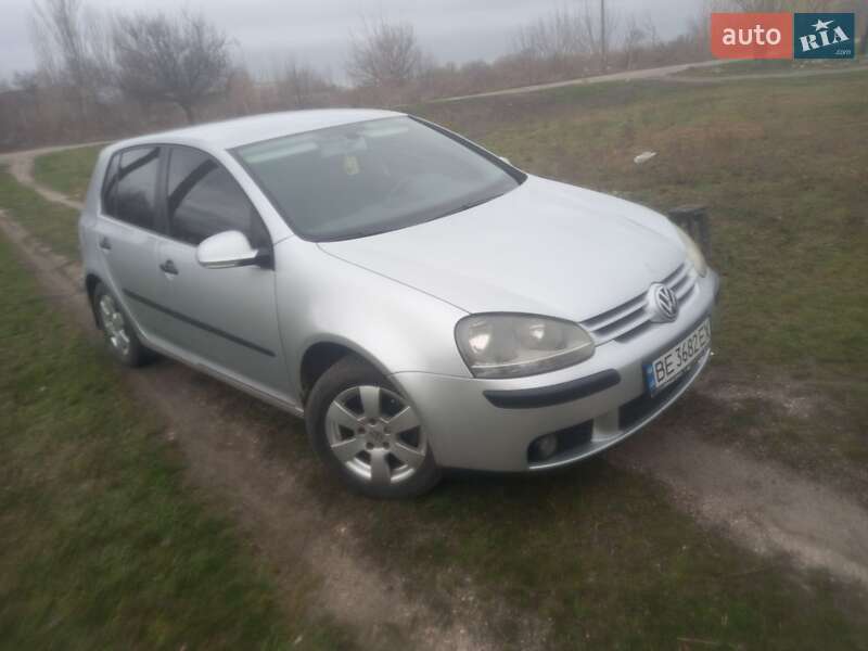 Хэтчбек Volkswagen Golf 2004 в Новом Буге