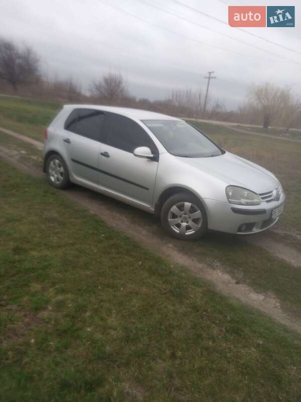 Хэтчбек Volkswagen Golf 2004 в Новом Буге